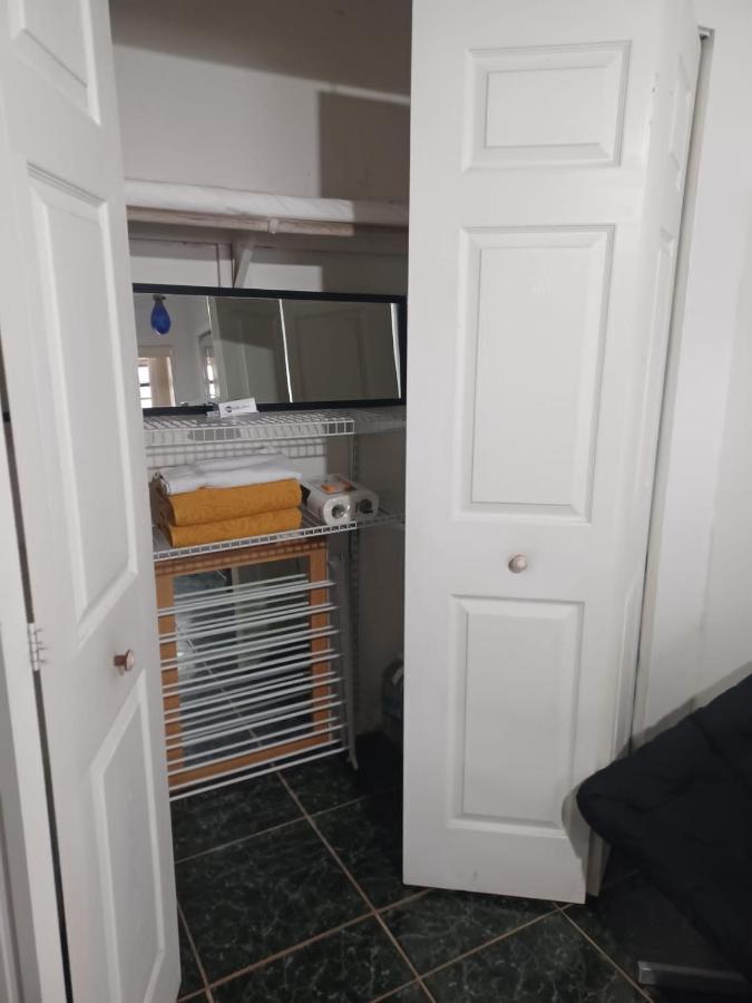 Snug Minimalist Full Bed With 50 Inch Smart Tv, Netflix, Airplay, Mini-Fridge, And 500 Mbps Wifi Near Fiu, Dolphin Mall, Airport Miami Kültér fotó