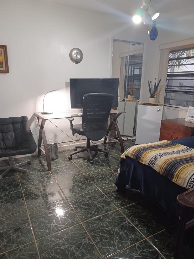 Snug Minimalist Full Bed With 50 Inch Smart Tv, Netflix, Airplay, Mini-Fridge, And 500 Mbps Wifi Near Fiu, Dolphin Mall, Airport Miami Kültér fotó