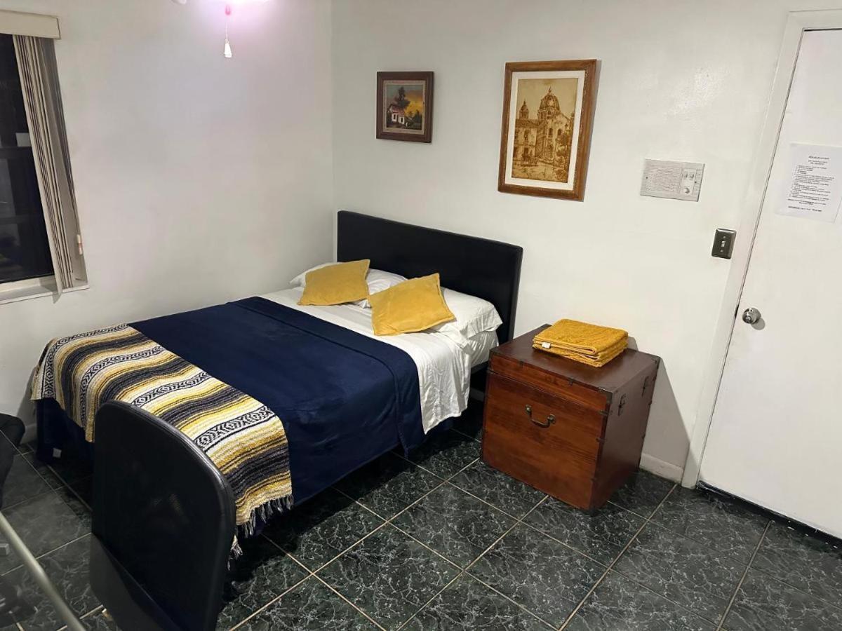 Snug Minimalist Full Bed With 50 Inch Smart Tv, Netflix, Airplay, Mini-Fridge, And 500 Mbps Wifi Near Fiu, Dolphin Mall, Airport Miami Kültér fotó