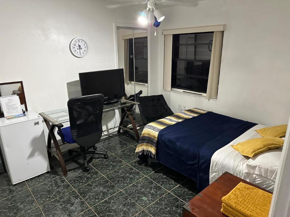 Snug Minimalist Full Bed With 50 Inch Smart Tv, Netflix, Airplay, Mini-Fridge, And 500 Mbps Wifi Near Fiu, Dolphin Mall, Airport Miami Kültér fotó